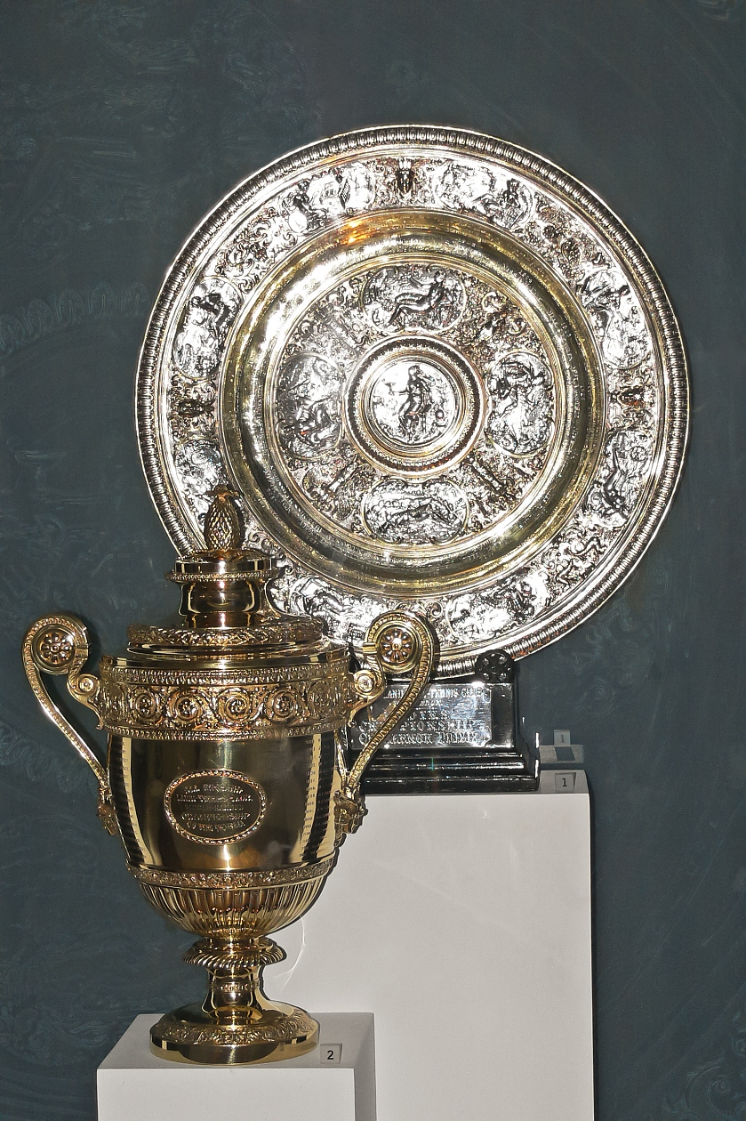 Какъв плод украсява върха на трофея от тенис турнира Уимбълдън вече 145 години?