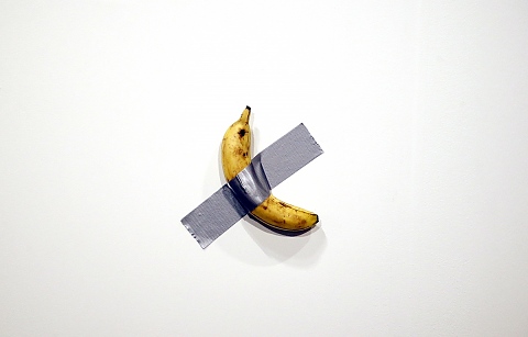 Банан, прикрепен с тиксо към стената, беше продаден за 120 хиляди долара