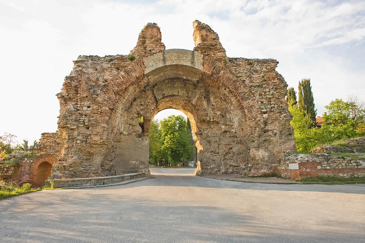Основна забележителност на кой курортен български град са 13-метровите “Камили”?