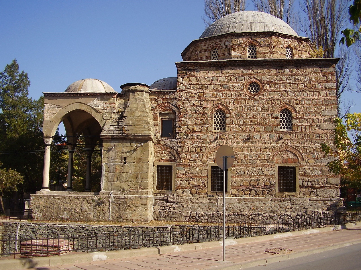 Как е наричан характерният за средновековната българска архитектура надпрозоречен корниз?
