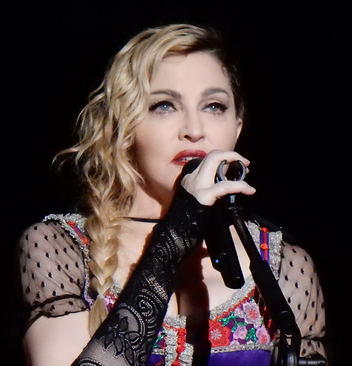 Мадона пуска първия в историята на САЩ видео сингъл заради отказ на MTV да излъчи клипа