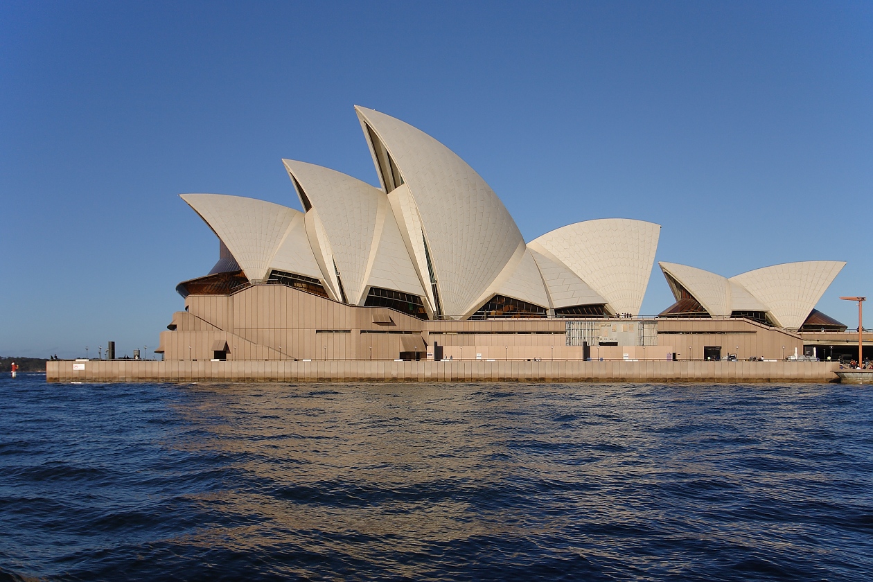 Операта в Сидни е във формата на кораб с издути платна