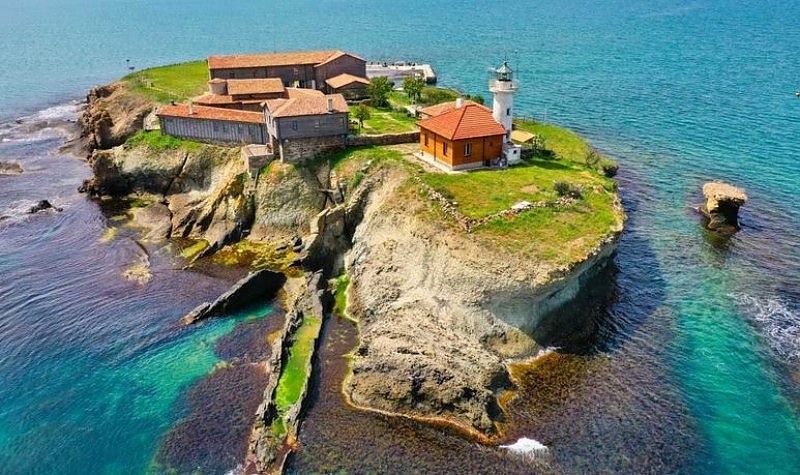 Петте най-големи български острови в Черно море са именувани на светци.