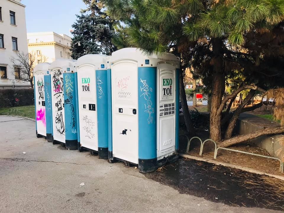 Ева Кикерезова: Тоалетните пред Народния театър - локви урина и воняща миризма