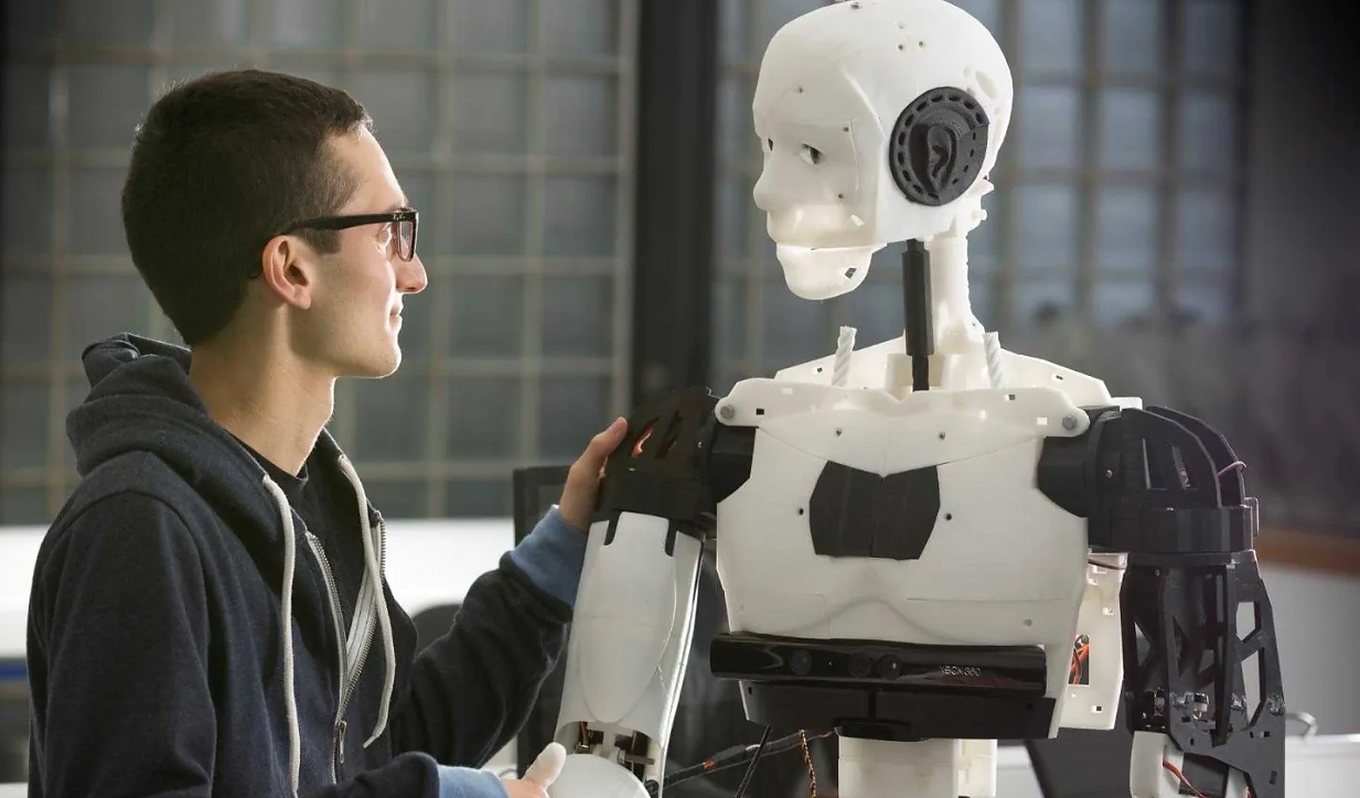 Хората се доверяват повече на роботи, които говорят с акцент