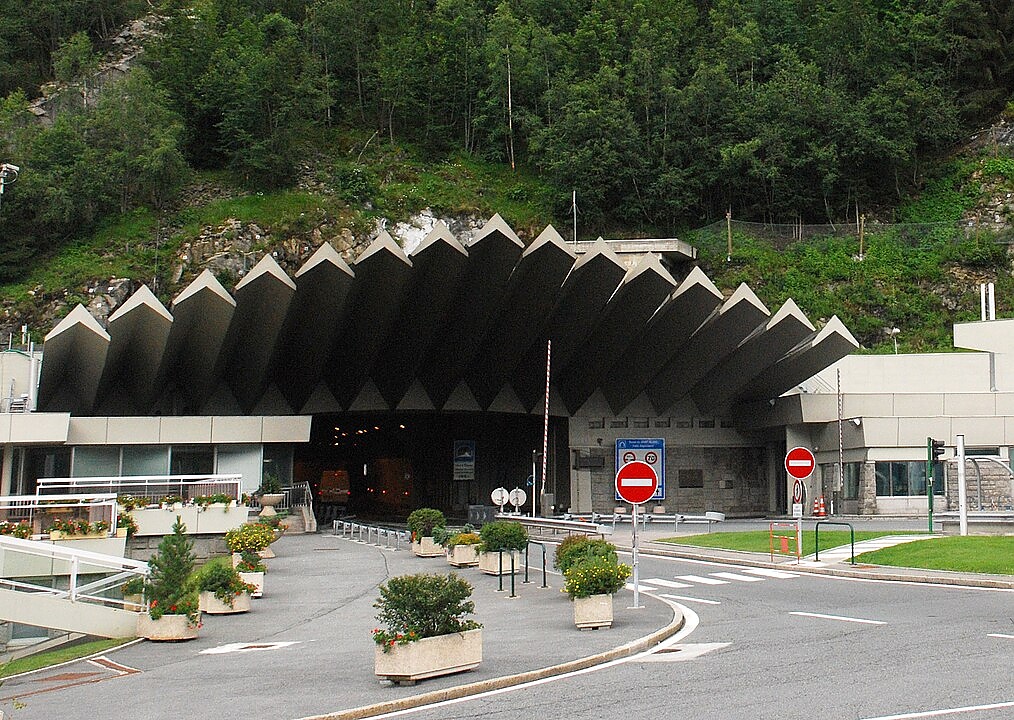 Италия е свързана с Франция чрез тунела Монблан.