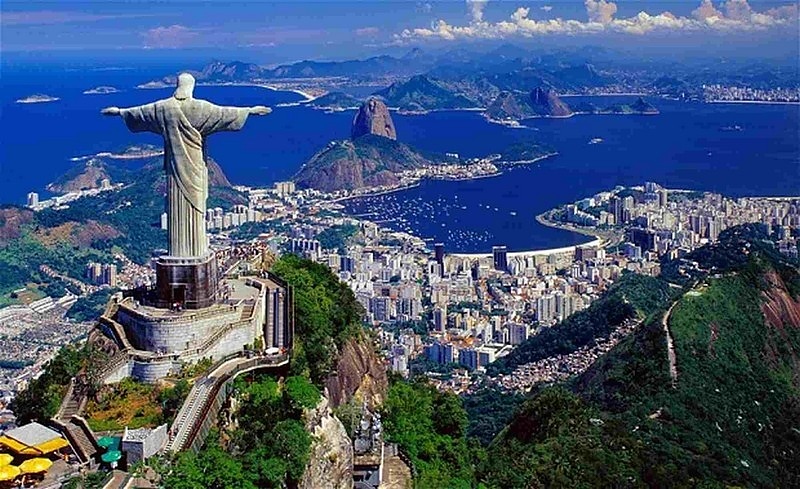 Столицата на коя държава се намира в географския й център и е застроена във формата на самолет? Бразилия