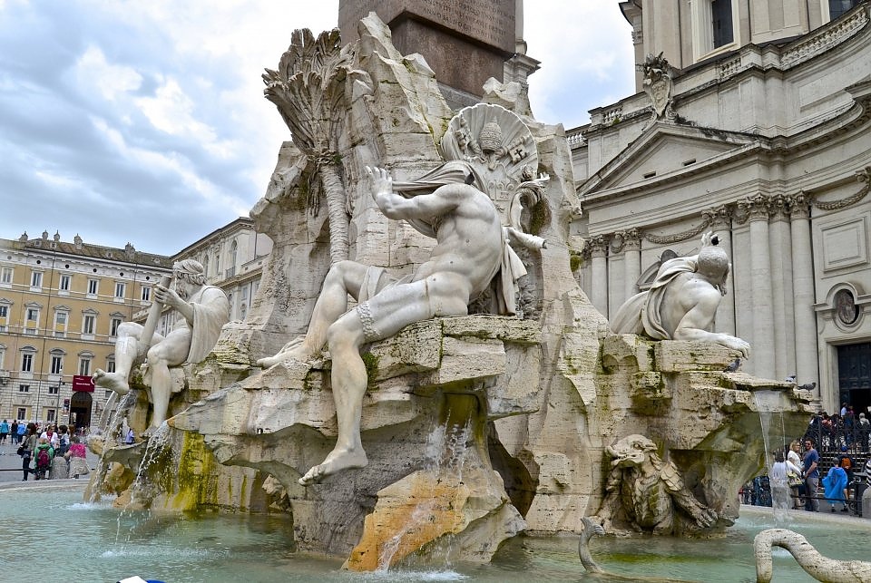 мъжките фигури на Фонтана на 4-те реки на площад Навона в Рим