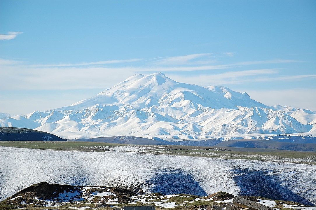 Елбрус, определян за най-висок връх в Европа, се намира в Русия.