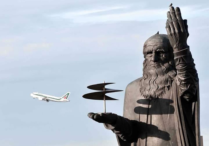 5 метров монумент на да Винчи дело на Асен Пейков на летището в Рим