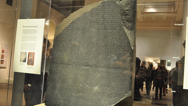 Древната писменост, египетски йероглифи, е разчетена благодарение на Розетски камък.