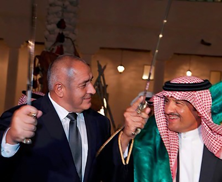 Участниците в популярния в Саудитски Арабия ритуал арда държат в ръце сабя.