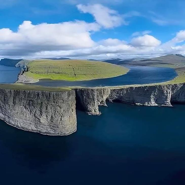 Sørv ágsvatn, известно като „плаващо езеро в морето“.