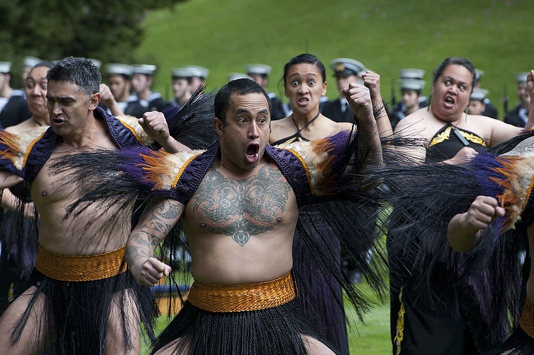 Характерните украшения на маорите са татуировки.