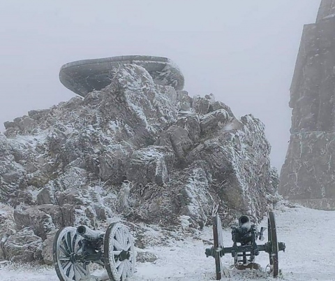 Зимата дойде: Първи сняг на Шипка