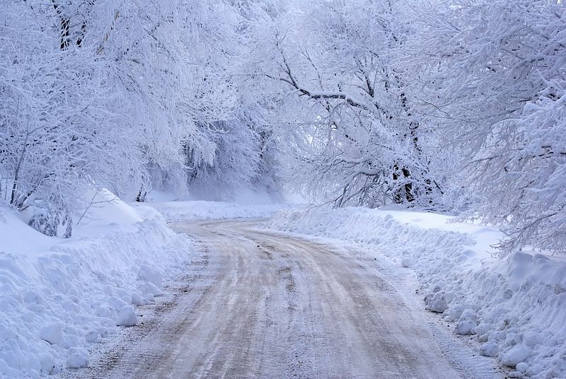Зима е: Студ и сняг сковават България