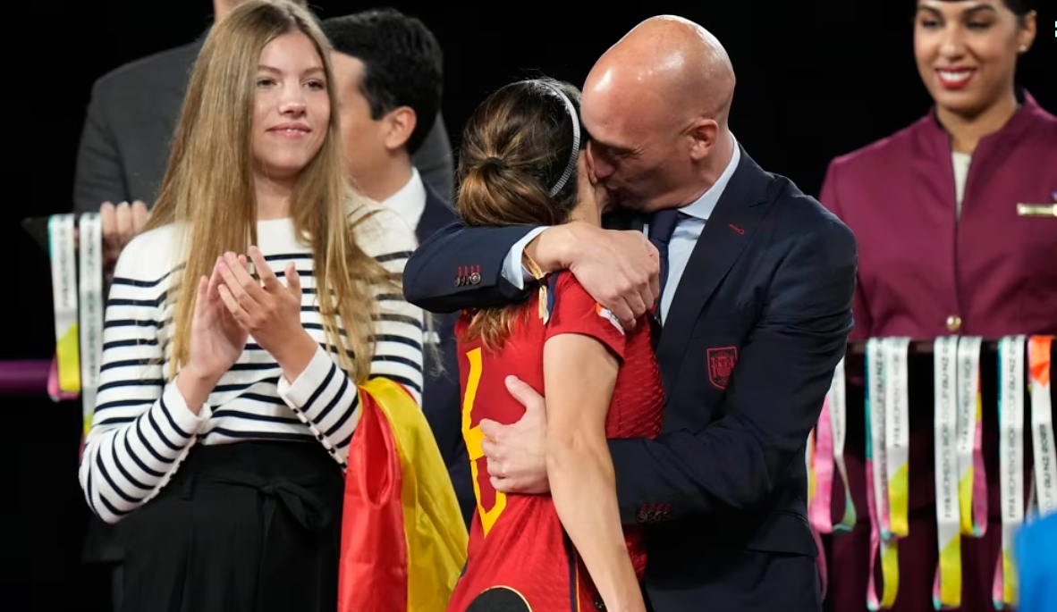 Скандал с целувка доведе до оставката на президента на Испанската кралска футболна федерация Луис Рубиалес през 2023 г.