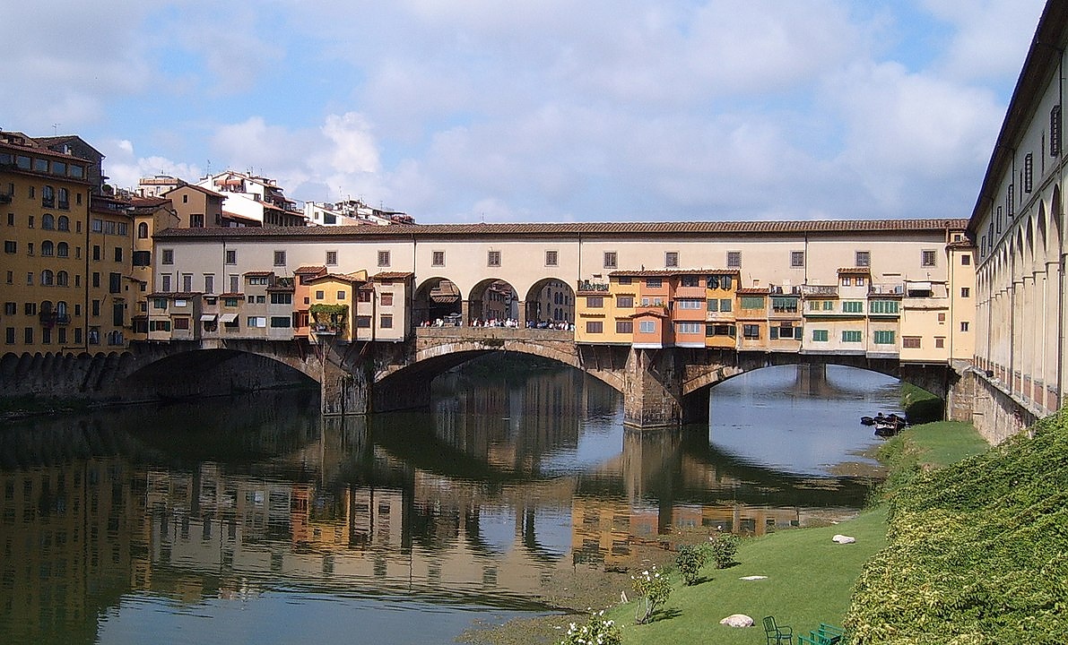 Мостът Понте Векио е забележителност на италианския град Флоренция.