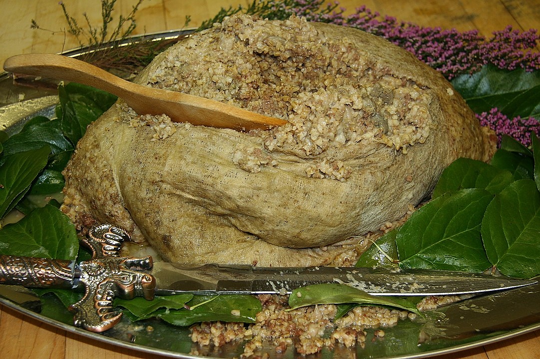 Хагис е традиционно шотландско месно ястие.