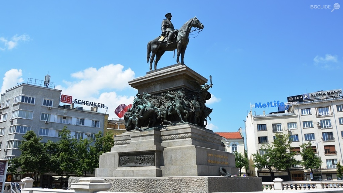 На статуята на Царя Освободител в центъра на София конят стои на четири крака.