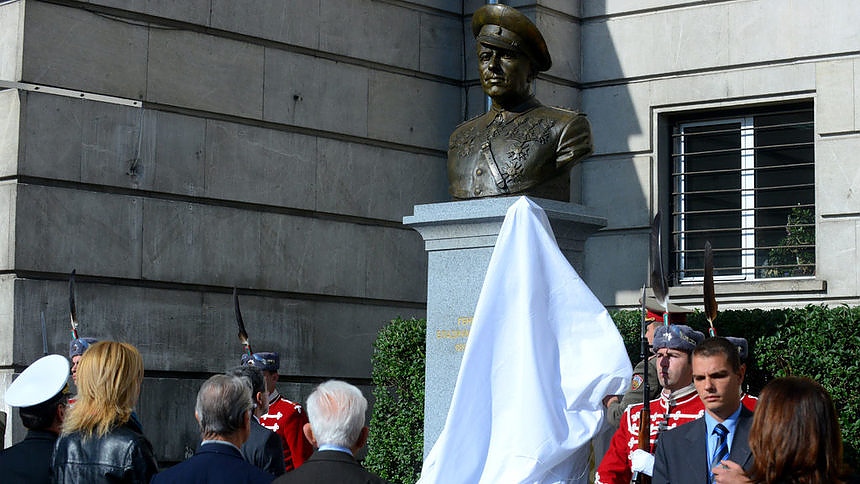 Бюст-паметник на Владимир Стойчев е поставен пред входа на Спортната палата в София.