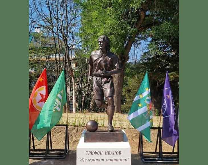 Паметникът на Трифон Иванов до стадион “Ивайло” във Велико Търново