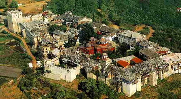 Голям православен манастир, който има привилегии, се нарича лавра.