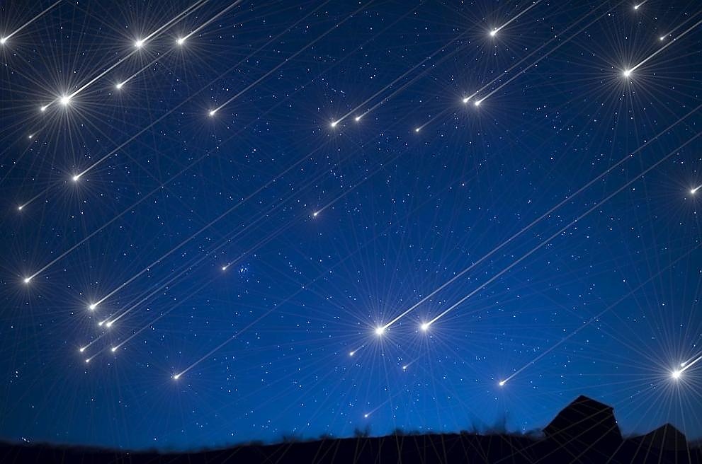 Пикът на метеорния поток Персеиди, когато могат да се наблюдават много падащи звезди, е през август.