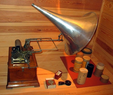 Едисон изобретява фонографа