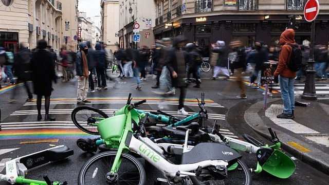 Франция прие през 2023 г. нов Закон за пенсионната реформа, въпреки продължилите 3 месеца протести.