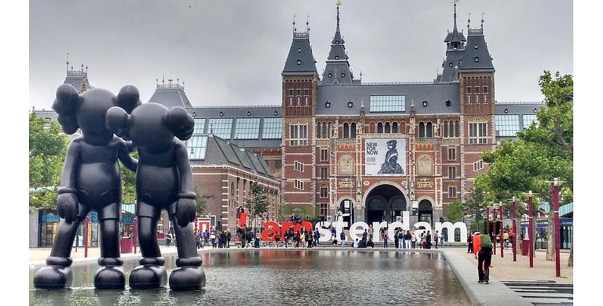 Музеят Райксмузеум Амстердам е пресечен от пешеходна и вело алея.