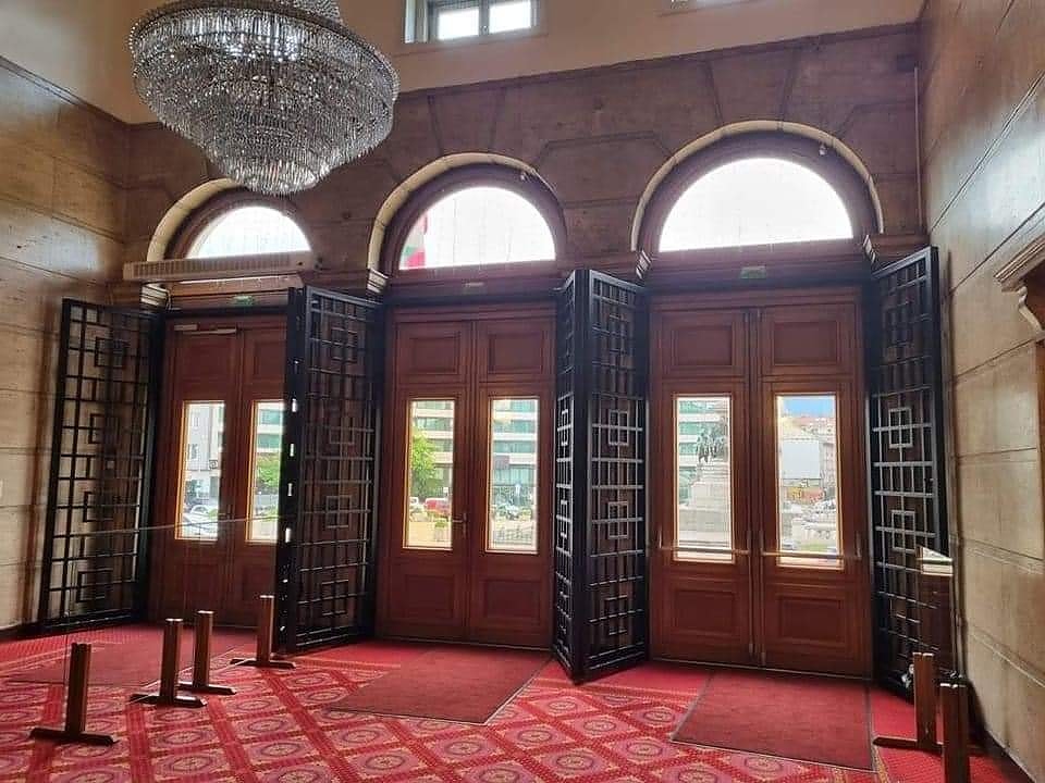 Сложиха железни решетки на вратите на парламента