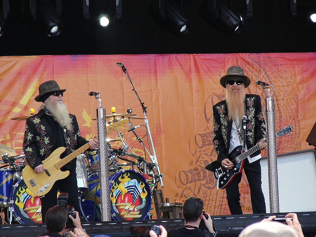Членовете рок групата Зи Зи Топ носят дълги бради, с изключение на един, чиято фамилия се превежда Брада.