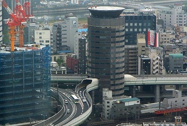 С какво, минаващо през нея стана, известна офис сградата Gate Tower в японския град Осака в края на миналия век?