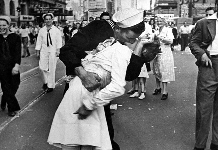 Прочутата снимка на Алфред Айзенщед, отбелязваща края на Втората световна война, показва целувката на дентална аситентка и моряк.