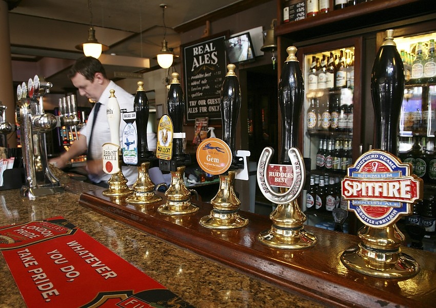 Какво количество бира съдържа халбата от една пинта в британските барове?