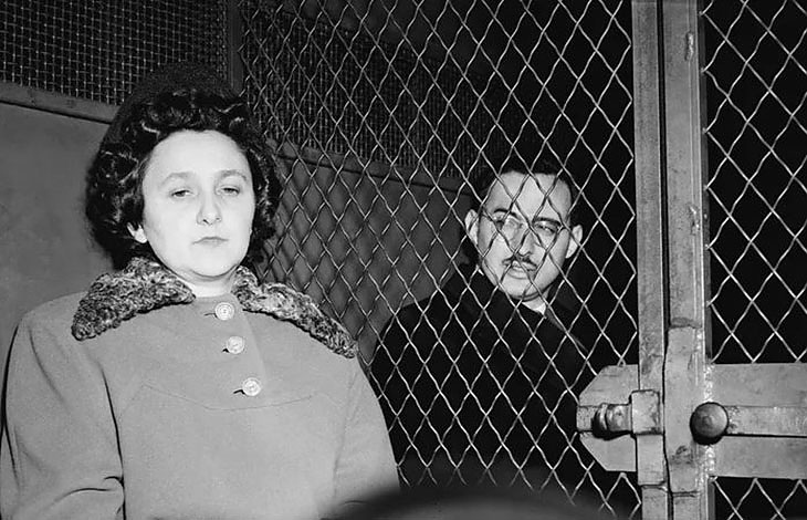 Розенберг са екзекутирани като шпиони, заради информация за СССР за атомната бомба