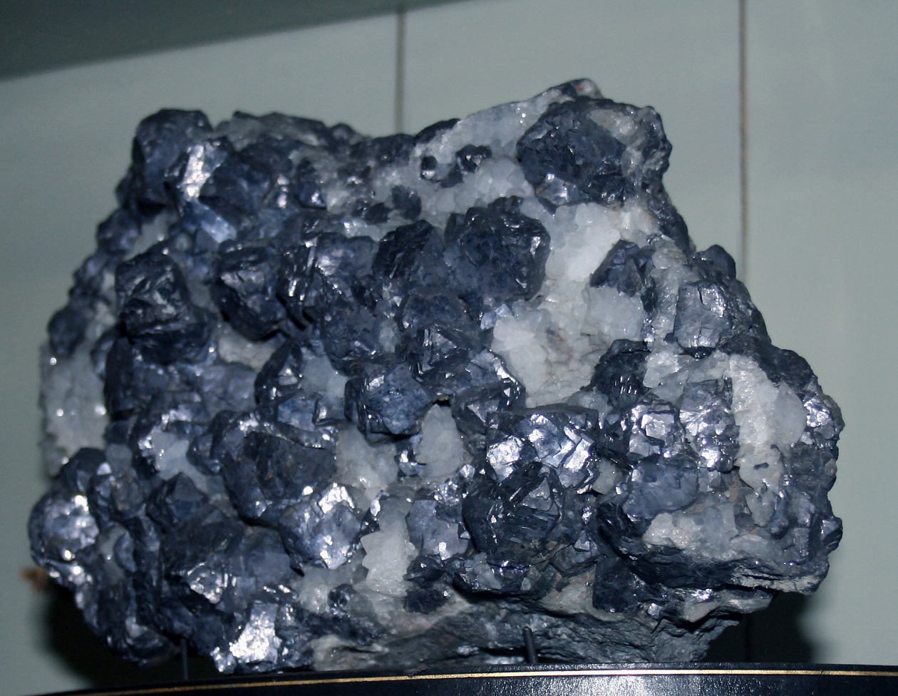 Галенит е най-често използваната руда за добив на олово