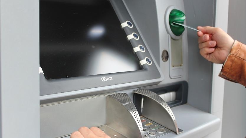 Увеличават таксите за тегленето на пари от банкомат