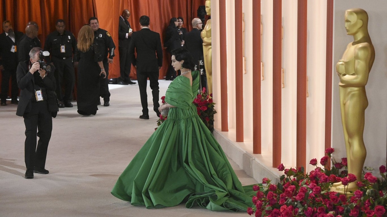 2023 година килимът на  церемония на връчването на наградите Оскар е с цвят шампанско.