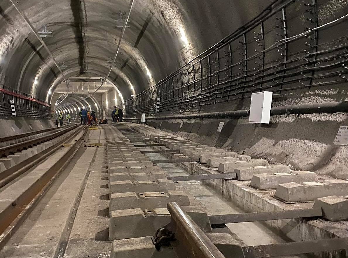 Демонтират релсите, траверсите и бетона на новото метро