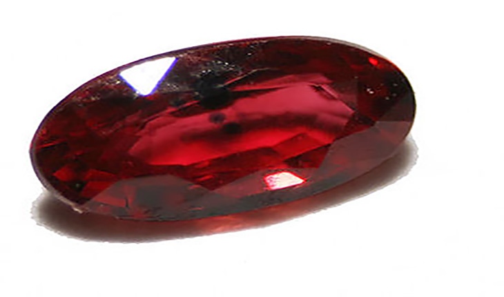 Кой скъпоценен камък е розовочервена разновидност на минерала корунд?