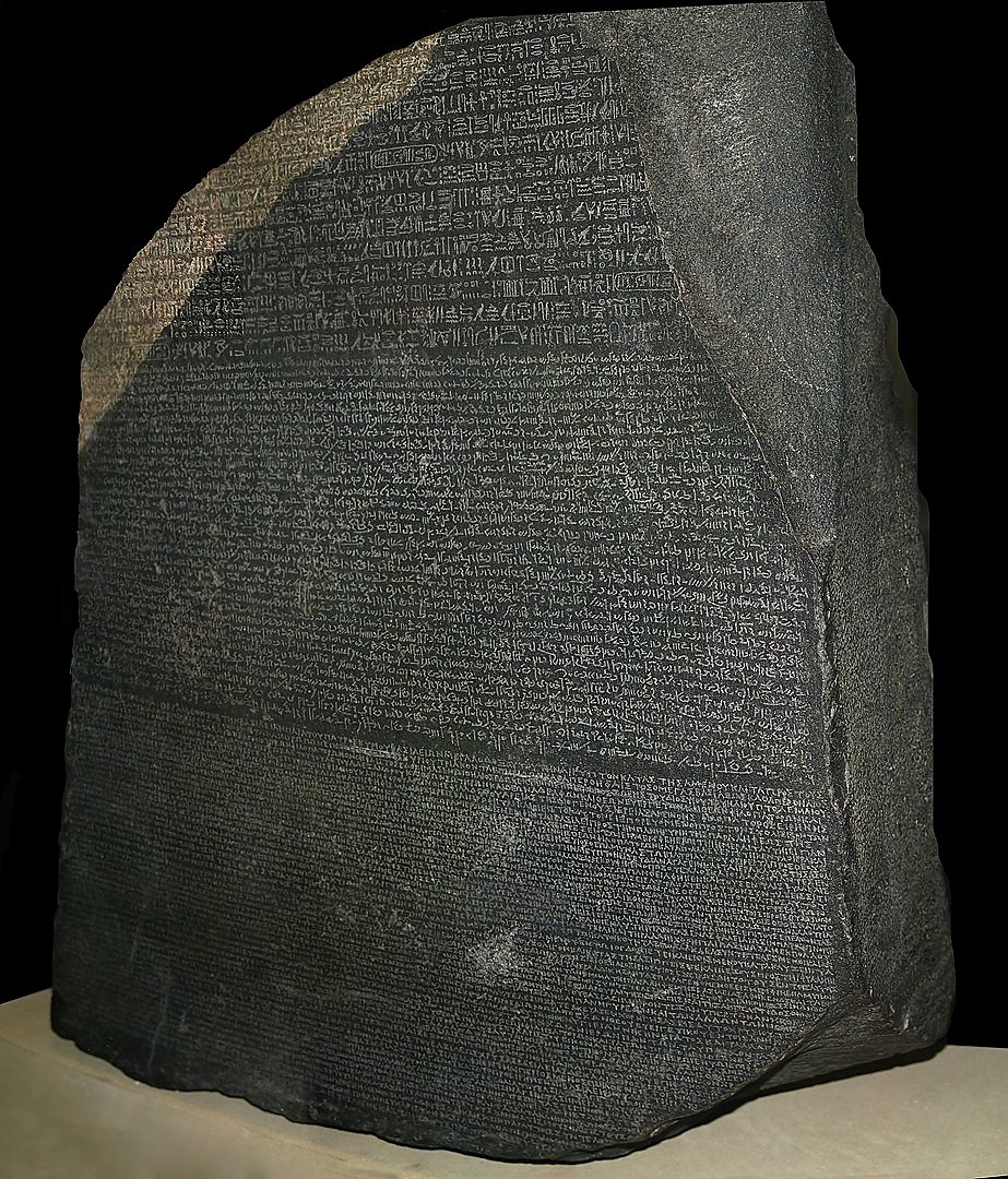 Розетския камък, с който Жан-Франсоа Шамполион успява да разчете египетските йероглифи, е изложен в Лондон.