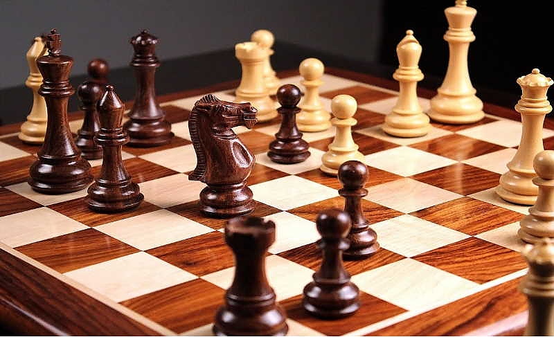 Достигането на пешка до последния хоризонтал на шахматната дъска и замяната й с друга фигура е произвеждане.