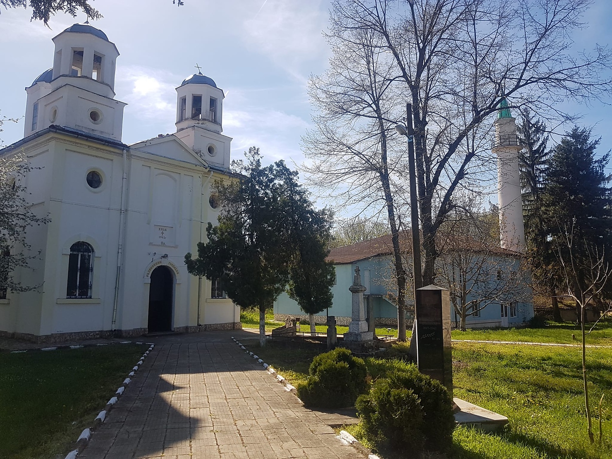 Виждали ли сте църква и джамия в един двор