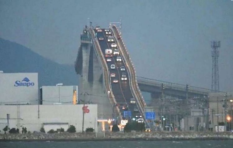 Стръмен мост в Япония