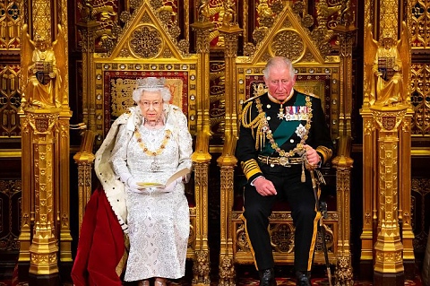 Кралица Елизабет II може да абдикира, Чарлз поема престола