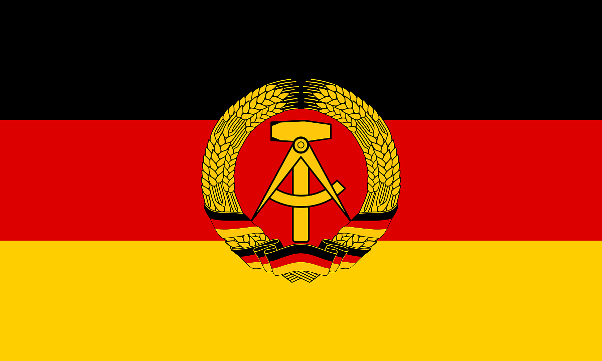 Елементите, които фигурират в знамето на бившата ГДР, са чук, пергел, житни класове.