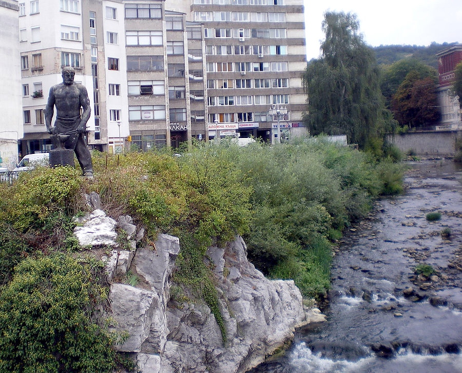 Паметникът на Рачо Ковача се намира в град Габрово.