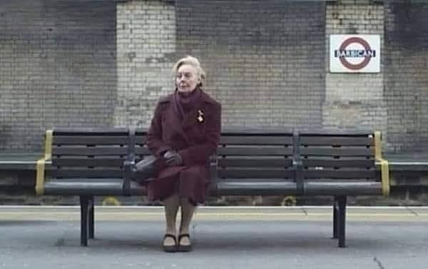 Любов: Дама слиза всеки ден в метрото, за да чуе гласа на починалия си съпруг